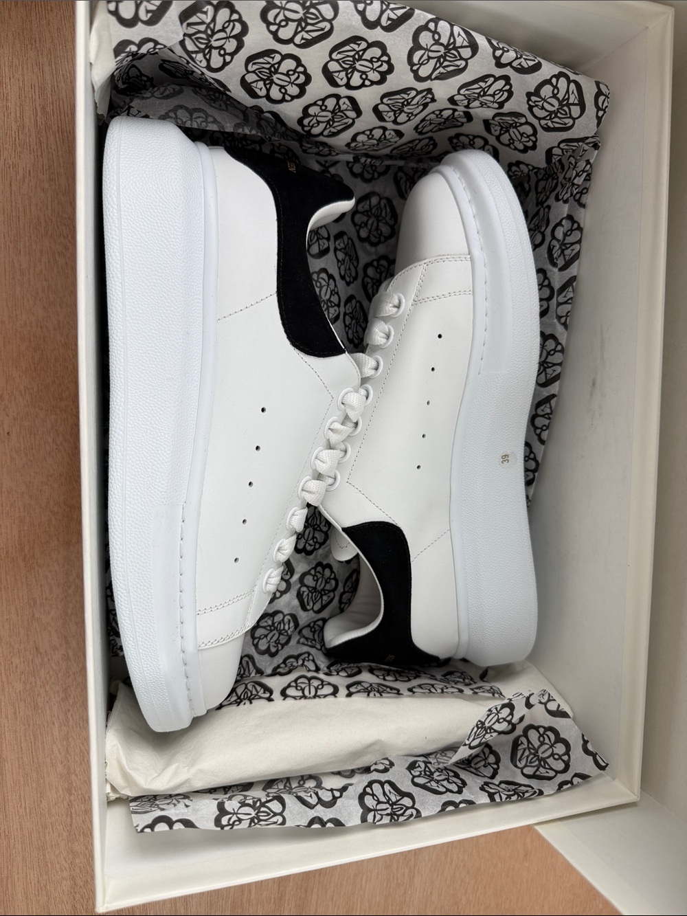 🔥 NEW WITH TAGS • Alexander McQueen Larry Low-Top Sneakers 🔥 - Picture 13 of 14